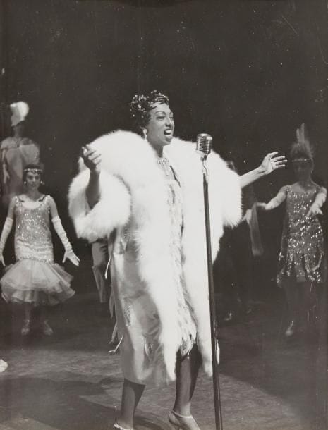[Joséphine BAKER (1906-1975)]
12 Photographies, années 1930-1964; tirages argentiques formats divers. Photographie par G.L. Manuel frères de la chanteuse posant devant une superbe automobile vers 1930. Photographies d'agences de presse: Baker à Copenhague avec un léopard en 1946; départ pour Londres à bord du train la Flèche d'or pour une tournée en Angleterre avec son mari Jo Bouillon; à Rome avec Anna Magnani (1948); dansant la samba dans son club «Chez Joséphine» pour fêter son retour à Paris (décembre 1948); avec Charlie CHAPLIN. Photographies de la collection de Pierre Barlatier: Joséphine à un défilé de mode avec Jo BOUILLON et Barlatier; sur la scène de l'Olympia (1960, 1961 et 1964)