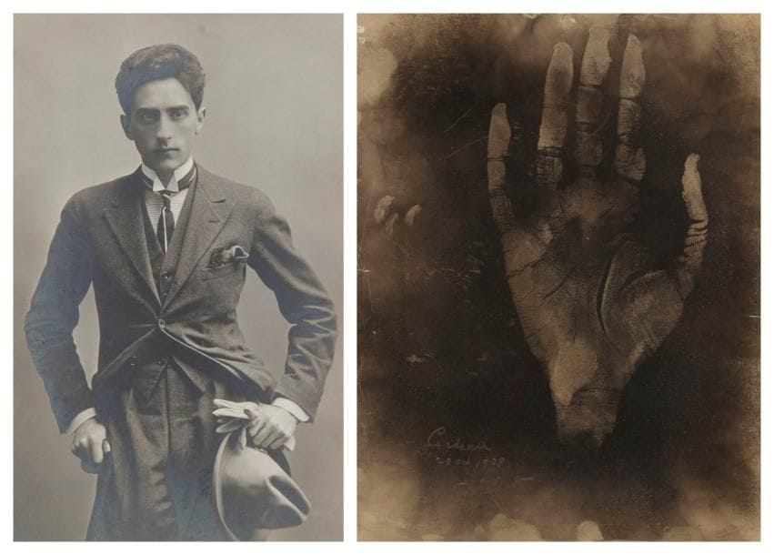 [Jean COCTEAU]
Photographie; tirage argentique collé sur carte, 14x9cm Belle photographie de Cocteau, annotée au dos au crayon bleu par Valentine HUGO: «J.C. au moment des Mariés 1921. V.H.». ON JOINT un cliché en noir de la main de Cocteau en 1938 par E. de Béwiste, et une empreinte d'une composition de Cocteau (1960)