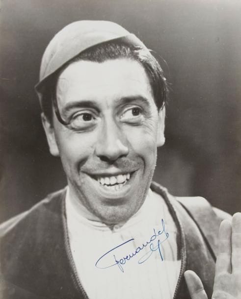 FERNANDEL (1903-1971). Photographie avec signature autographe; 30x24cm Fernandel dans le film Angèle. ON JOINT 10 photogrammes du film Adrien, formats divers (et une de Meurtres)