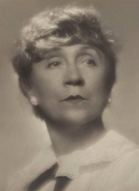 Jeanne FUSIER-GIR (1885-1973)
12 Photographies, dont 6 signées ou annotées par elle (principalement au verso); tirages argentiques, formats divers. Ensemble de photographies (par Paul Koruna, Lipnitzki, etc.) de la comédienne à la ville, ou dans quelques-uns de ses rôles (Tu m'as sauvé la vie, La Fille Élisa, etc.). On joint une photographie de son mari le peintre Charles Gir (1883-1941) dans son atelier, faisant le portrait des Dolly Sisters, annotée par lui au dos