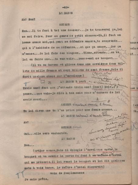Sacha GUITRY
Le Lion et la Poule, comédie en 3 actes, [1923]. Tapuscrit corrigé et annoté. Cahier in-4 de [2]-41-42-40 pages plus couvertures, agrafé. Le Lion et la Poule a été créé le 20 novembre 1923 au Théâtre Édouard VII par Lucien Guitry, Gaston Dubosc, Louis Maurel, Polin et Spinelly. Ce tapuscrit, qui porte le cachet de l'Agence générale de copies H. Compère, est celui du régisseur ou du souffleur (il porte un S sur la couverture); il est couvert, probablement par Georges Lemaire, fidèle assistant de Sacha Guitry, d'indications de mise en scène, de jeux de scène, de déplacements de personnages et de didascalies notées au crayon; on relève aussi des corrections dans le texte, parfois sur la page en regard pour les plus longues, qui n'ont pas toutes été reprises dans l'édition. On joint 2 versions du programme du Théâtre Édouard VII pour Le Lion et la Poule
