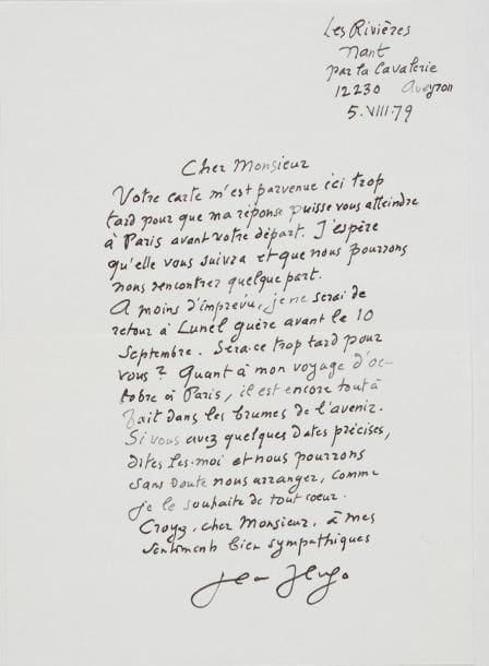 Jean HUGO (1894-1984) peintre
10 L.A.S., la plupart du Mas de Fourques à Lunel 1979-1983, à André BERNARD; 9 pages in-8, 1 page in-12 (carte) et 1 carte de voeux avec une petite lithographie en couleur 3x5,2cm CORRESPONDANCE AMICALE AVEC UN COLLECTIONNEUR PASSIONNé. 1979. Au sujet de maquettes pour Roméo et Juliette, de projets pour la couverture d'Au temps du Boeuf sur le toit; de la visite d'André Bernard au Mas de Fourques; d'une opérette de Sacha GUITRY et COCTEAU, vers 1910-1913 («Cocteau m'en a parlé deux ou trois fois, mais il se bornait à évoquer "l'entrée des vidangeurs" et citait le refrain scatologique qu'ils chantaient»)... 1980. Au sujet de dessins et d'une gouache, «projet de décor pour le dernier acte du Joueur d'échecs de Marcel Achard», d'un portrait de lui par son frère François Hugo en 1920; de maquettes de costumes pour le film de L'Homme qui rit, jamais exécuté, pour le Jeanne d'Arc de Dreyer, et des projets de décors pour Roméo et Juliette»... 1981, au sujet de son portrait «au foulard mauve», peint en 1943, de la collection de la Comtesse Jean de Polignac... 1983, carte de voeux illustrée