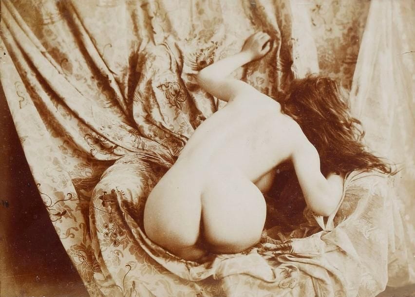 PIERRE LOUYS (1870-1925)
Photographie prise par lui; 12x16,7cm, tirage original sépia (encadrée). Très beau nu de femme de dos. Ce très beau cliché érotique a été pris par Pierre Louÿs. Il a servi de couverture au catalogue de vente (joint) de la collection érotique de Michel SIMON, Curiosa dex(17 juin 1977)