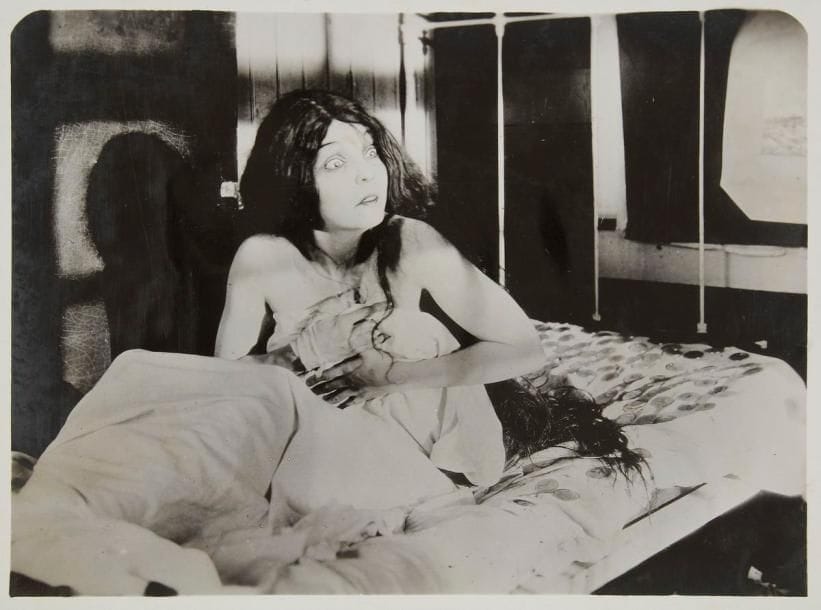 [Erich von STROHEIM (1885-1957)]
Album de 12 photographies du film Les Rapaces, [1924]; album cartonné oblong avec 12 photos en tirage argentique d'époque 16x22cm montées sur cartes. Les Rapaces, «grand film dramatique réalisé par Erich von Stroheim» avec Gibson Gowland et Zasu Pitts, produit par Gaumont-Metro-Goldwyn. Aux photographies, on a joint des articles de presse