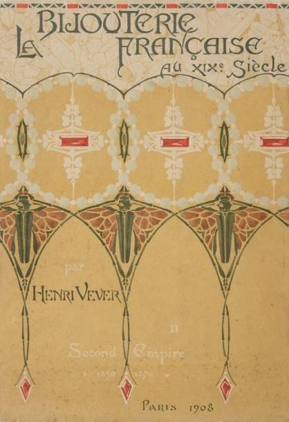 VEVER (Henri)
La Bijouterie française au XIXe siècle (1800-1900). Paris: H. Floury, 1906-1908. - 3 volumes in-8, (4 ff. deux premiers blancs), 383 pp., (2 ff. dernier blanc), 51 planches; (2 ff.), 336, X pp., 1 planche; (2 ff.), pp. (337)-810, (1 f.), couverture illustrée. Broché, non rogné. Édition originale de cet ouvrage majeur du bijoutier et historien de l'art Henri Vever (1854-1942) donnant la toute première histoire du bijou français durant tout le XIXe siècle. "L'auteur parle de choses qu'il connaît bien, pour les avoir pratiquées lui-même. Bijoutier, fils et petit-fils de bijoutier, il a utilisé pour son étude, non seulement son expérience personnelle, mais aussi ses souvenirs et les indications que, dans sa propre famille et autour de lui, il a pu recueillir de la bouche même de témoins contemporains des époques qu'il décrit. Mais il a tenu à les contrôler et à les compléter, en s'entourant de documents patiemment et judicieusement rassemblés, de telle sorte que le lecteur assiste, pour ainsi dire, à l'évolution du bijou français pendant le XIXe siècle" (prospectus de parution). La publication est divisée en 3 volumes: le premier concerne la période allant de 1800 à 1850 (Consulat - Empire - Restauration - Louis-Philippe), le second couvre la période du Second Empire allant de 1850 à 1870, et le dernier porte sur la bijouterie durant la Troisième République de 1870 à 1900. L'édition fut tirée à 1000 exemplaires et comprend plus de 1200 gravures, dans le texte, à pleine page ou hors texte, représentant près de 3000 bijoux. Exemplaire dont le premier volume est l'un des 50 exemplaires de luxe numérotés en chiffres romains, celui-ci, nominatif, ayant été spécialement imprimé pour M. Louis Aucoc, enrichi d'un envoi autographe de l'auteur. Dos cassés et en partie décollés. Provenance: Louis Aucoc, avec envoi autographe.