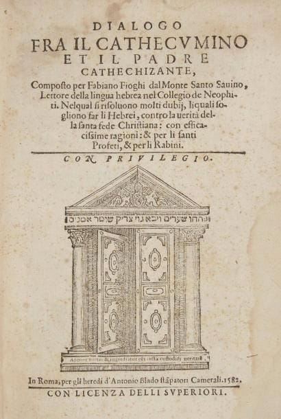 FIOGHI (Fabiano)
Dialogo fra il Cathecumino et il padre Cathechizante... Rome: Antonio Blado, 1582. - In-4, (4 ff.), 226 ff., (3 ff.). Vélin rigide, dos lisse, tranches jaspées (reliure du XVIIIe siècle). Édition originale, dédiée au cardinal Guglielmo Sirleto (1514-1585). L'auteur était un Juif converti du nom de Fabiano Fioghi. Il vécut dans la seconde moitié du XVIe siècle et mourut entre 1611 et 1628. Ce livre est celui grâce auquel il se fit connaître. Il s'agit d'une oeuvre de controverse religieuse destinée notamment à rapprocher les Juifs convertis à la foi catholique et ainsi les éloigner davantage de leur foi d'origine en réfutant notamment plusieurs pratiques hébraïques, comme, entre autres, la circoncision. Une grande partie est consacrée à la démonstration de la venue du Messie, à la lumière de l'Ancien Testament et de quelques passages de textes de la littérature rabbinique. L'auteur l'a composé sous la forme d'un dialogue entre le "Cathecumino" et le père "Cathechizante", divisé en 100 chapitres. Le titre est illustré d'une gravure sur bois représentant l'entrée d'un temple dont l'une des deux portes est ouverte. Bon exemplaire en reliure italienne du XVIIIe siècle, très bien conservée malgré un accroc et un léger manque au second plat. Mouillures et feuillets brunis.