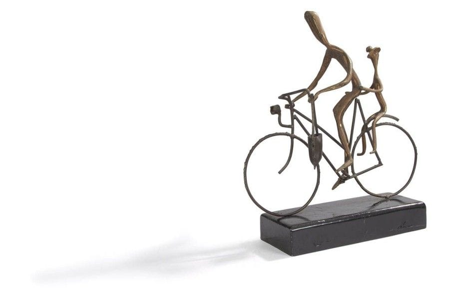Yves LOHE (né en 1947)
Cycliste
Sculpture en bronze et métal soudé.
Signée sur la terrasse.
Hauteur : 47 cm