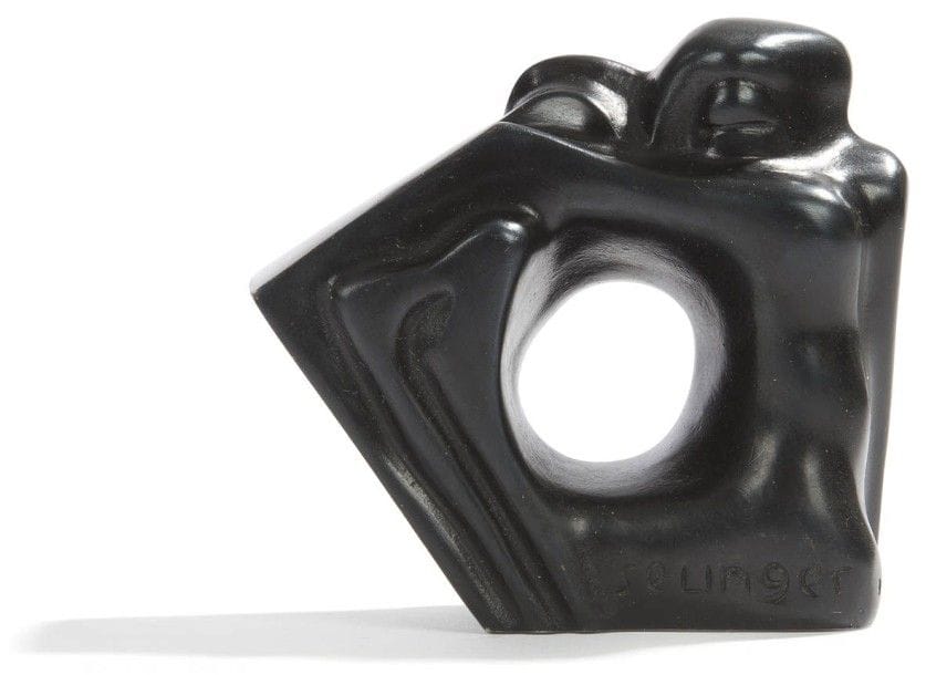 Schlomo SELINGER (né en 1928)
Couple enlacé
Bronze à patine noire.
Signé et numéroté sur 100 à la base.
Cachet du fondeur « Bronze St Maur ».
Hauteur : 8 cm