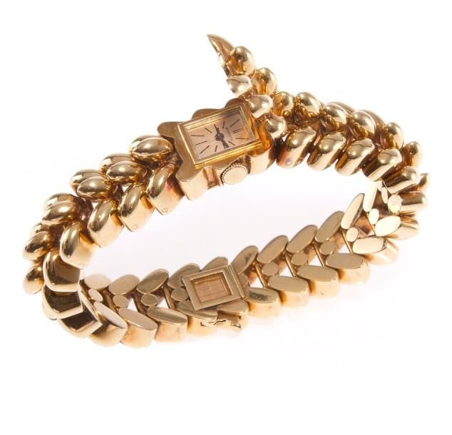BOUCHERON
Montre bracelet de dame en gros maillons d'or jaune, le cadran secret, fond satiné, index bâtons, mouvement mécanique. Signée. Années 40. Poids brut: 110,2 g