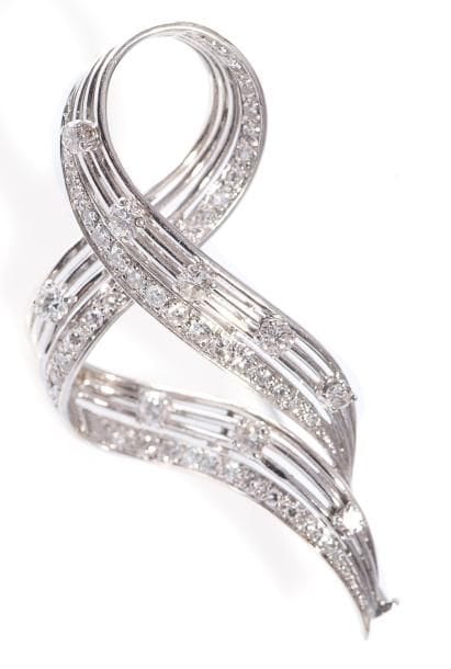Broche en fils d'or gris noués sertis de diamants. Poids brut: 8,6 g