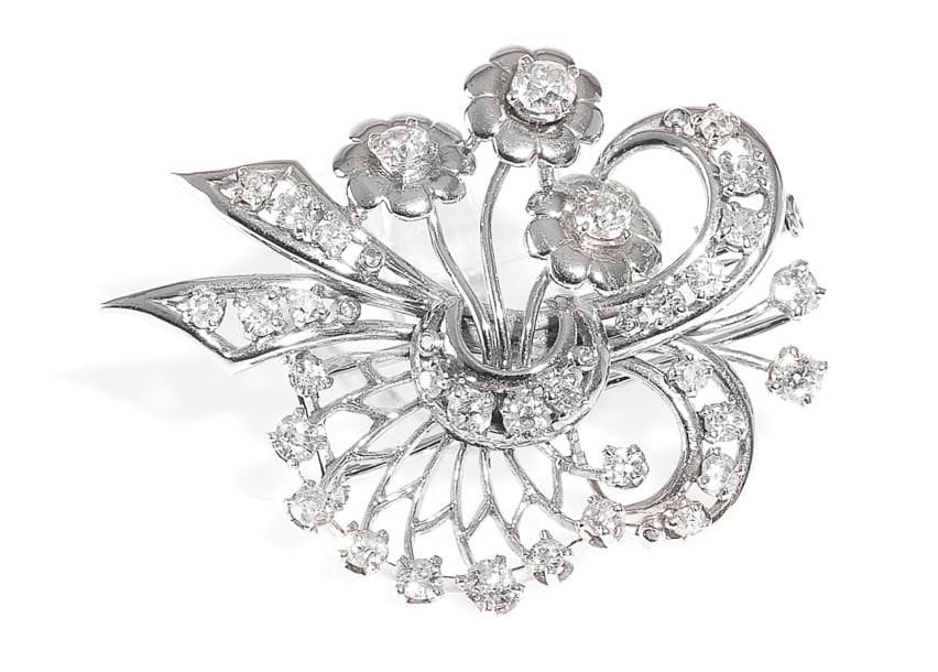 Broche-clip en platine et or gris en bouquet stylisé, sertie de diamants. Poids brut: 14,2 g