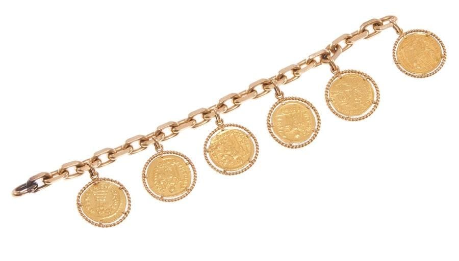 Bracelet gourmette en or jaune, retenant en pampilles 6 pièces d'or probablement romaines et byzantines. Poids brut: 91,6 g