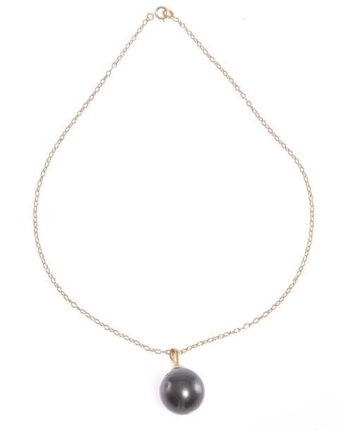 Pendentif en or jaune orné d'une perle de culture de Tahiti baroque, retenu par une chaîne d'or jaune. Diamètre de la perle: 17 mm Poids brut: 12,3 g