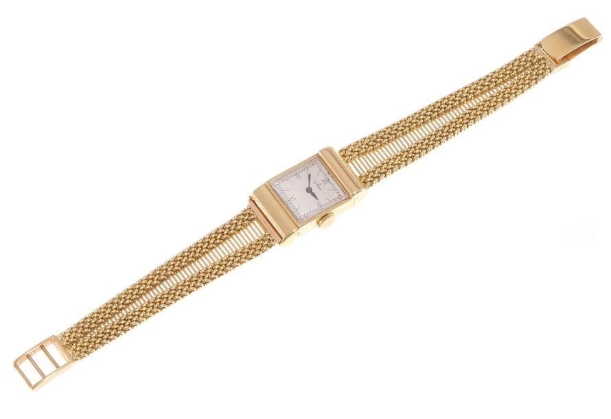 OMEGA
Montre de dame en or jaune, cadran carré fond satiné, index chiffres romains et bâtons, bracelet tressé en or jaune, mouvement mécanique. Poids brut: 38,7 g