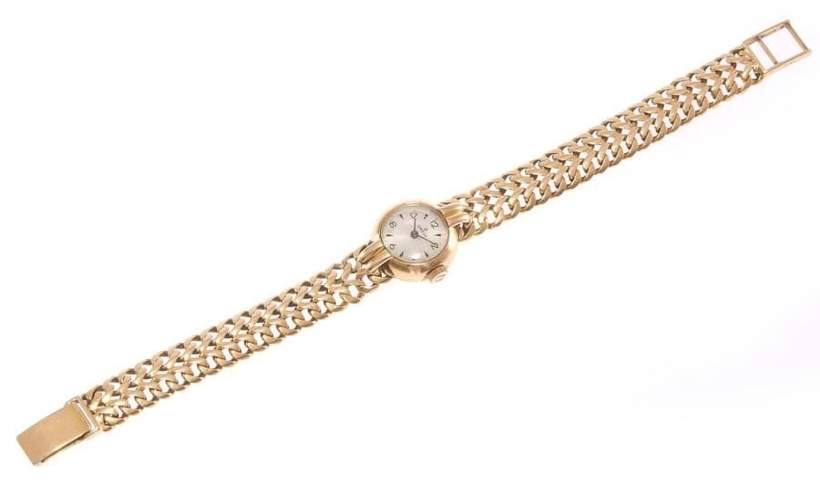 OMEGA
Montre de dame en or jaune, cadran rond, fond satiné, mouvement mécanique, bracelet souple en mailles d'or jaune. Poids brut: 29,7 g (rayures)