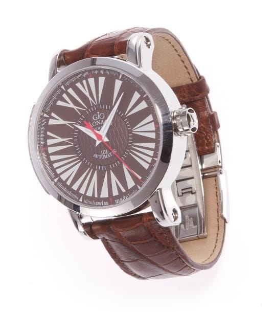 GIO Monaco
Montre bracelet d'homme ronde, en acier. Modèle 101. Cadran marron, chiffres romains blancs, trois compteurs. Automatic, water resistant. Diamètre: 4,5 cm Bracelet en cuir, Alligator marron et boucle déployante. Coffret en bois. 
