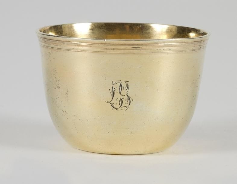 Curon en vermeil, le corps lisse chiffré postérieurement LG, la bordure ceint d'un double rang de filets. STRASBOURG 1757 - 1758. Maître orfèvre: attribué à J.F. KRUG reçu en 1729. Poids: 91 g Haut.: 5,2 cm Diam.: 7,5 cm