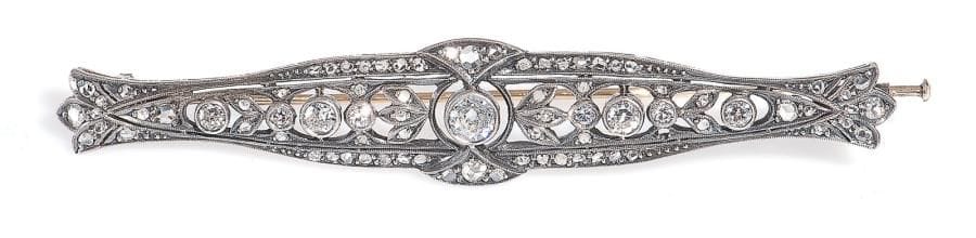Broche fuseau en or et argent, ajourée de motifs géométriques, sertie de diamants. Poids brut: 9,6 g