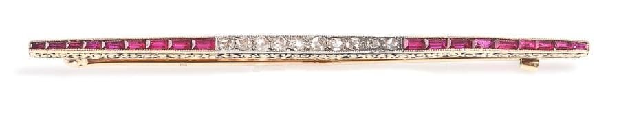 Broche-barrette en platine et en or jaune, sertie de roses et de rubis calibrés. Poids brut: 5,7 g (égrisures)