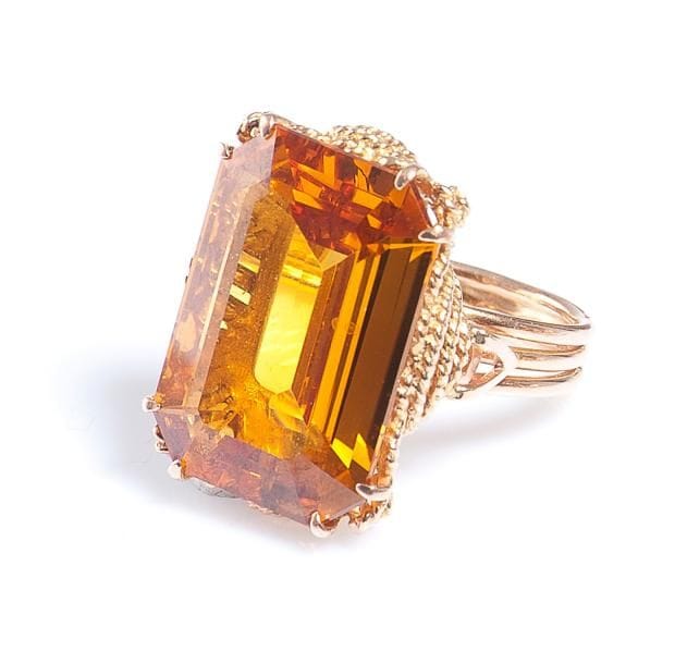 Bague en fils d'or jaune lisse et cordé, ornée d'une citrine de taille émeraude. Poids brut: 16,2 g