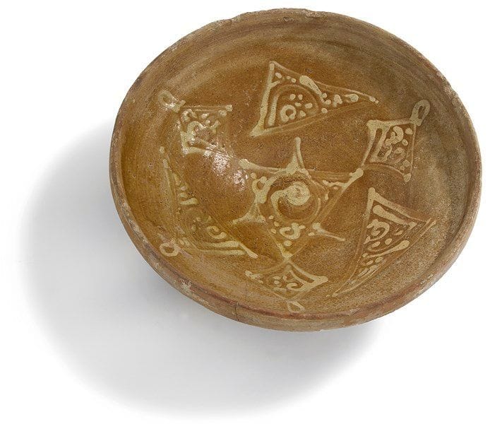Grande coupe au décor étoilé, Byzance, fin du XIIe - XIIIe siècle Coupe à haut rebord, de forme bacino, en céramique argileuse à décor engobé sous glaçure plombifère d?un motif étoilé et pendentifs pseudo-calligraphiques. D.: 28 cm - H.: 8,5 cm État: traces de concrétions, une fêlure. Publication: reproduite dans J. Soustiel, La Céramique islamique, Fribourg, 1985, n°174, p. 149.


A large pottery bowl, with star motifs, Byzantium, late 12th-13th century