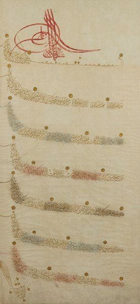 Firman accordant à Imamzade Mehmed Efendi, juge (kadi) de Monastir (Bitola), un «devoir de nettoyage» (ferashet hizmeti) dans les Villes saintes de Médine et de La Mecque, daté evasit djemaziyülevvel 1141 (14-24 octobre 1728), authentifié par la tughra du sultan Ahmed III (1703-1730) Grand rouleau de papier crème portant en tête le monogramme (tughra) du sultan Ahmed III (1703-1730). La tughra est dessinée à l?encre rouge. Ce document comprend 7 lignes en ottoman, en écriture djelî divani, à l?or, à l?encre rouge, verte et noire en alternance. Ce firman d?Ahmed III accorde à un certain?mamzade Mehmed Efendi, juge (kadi) de Monastir (Bitola, en Macédoine), un «devoir de nettoyage (ferashet hizmeti) dans les Villes saintes de l?Islam, à savoir le tombeau du prophète à Médine et la Kaaba à La Mecque. Il s?agit d?une charge honorifique très recherchée accordée à des hauts dignitaires qui, ensuite, désignent un représentant (vekil) pour effectuer le travail. Sur le modèle des rentes viagères, ce droit est divisé en actions, appelées k?rat (carat), qui peuvent être réattribuées après le décès d?un détenteur. Dans le cas précis, il s?agit de deux k?rat devenus disponibles par la mort de Mustafa Efendizade Mehmed Efendi, intendant de la mère (valide sultan) de feu le sultan Mehmed [Mehmed IV, 1648-1687], et qui sont attribués à Imamzade Mehmed Efendi, juge (kadi) de Monastir (Bitola). La demande a été faite par le responsable des vakf des Villes saintes, El-Hadjdj Bechir Agha (ca. 1657-1746), l?un des plus puissants chefs des eunuques du palais impérial de Topkap?, qui exerça une grande influence sur la politique des sultans Ahmed III (1703-1730) et Mahmud Ier (1730-1754) de 1717 à 1746. La date est evasit cemaziyülevvel 1141 (14-24 octobre 1728). Fait à Constantinople la bien gardée, siège du sultanat (bi makam dar sultan-i aliyye Kostantinye-i mahrusa). État: XXX Turquie, art ottoman, Constantinople, 14-24 octobre 1728. Dim. avec cadre: 104 x 52 cm Pour d?autres firmans e