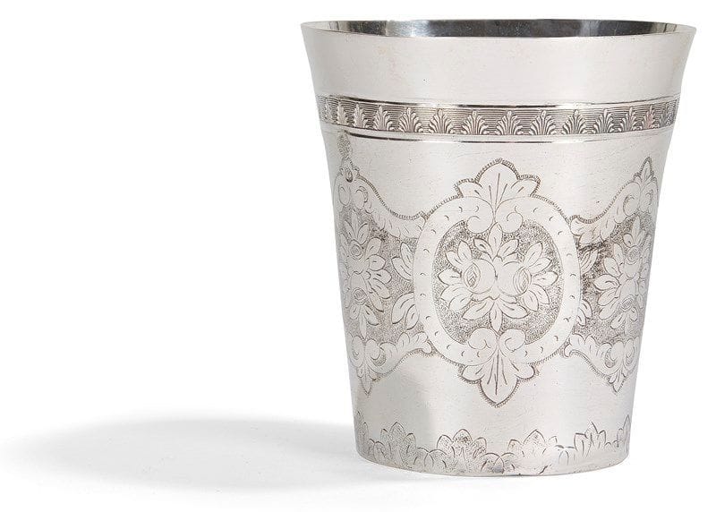 Timbale à la tughra d?Abdülhamid II (r.1293H/1876 - 1327 H./1909) en argent, Turquie, fin du XIXe - début du XXe siècle Argent ciselé d? une frise de médaillons garnie de roses en guirlandes. Poinçons sah et tughra du sultan Abdülhamid II (r.1293H/1876 - 1327 H./1909) sur la panse. État: Ressoudé; Diam.: 8 cm; H.: 9 cm PB: 97 g
 

An Ottoman silver cup with Tughra of Sultan Abdülhamid II (r.1293H/1876-1327 H./1909), Turkey, late 19th - early 20th century
