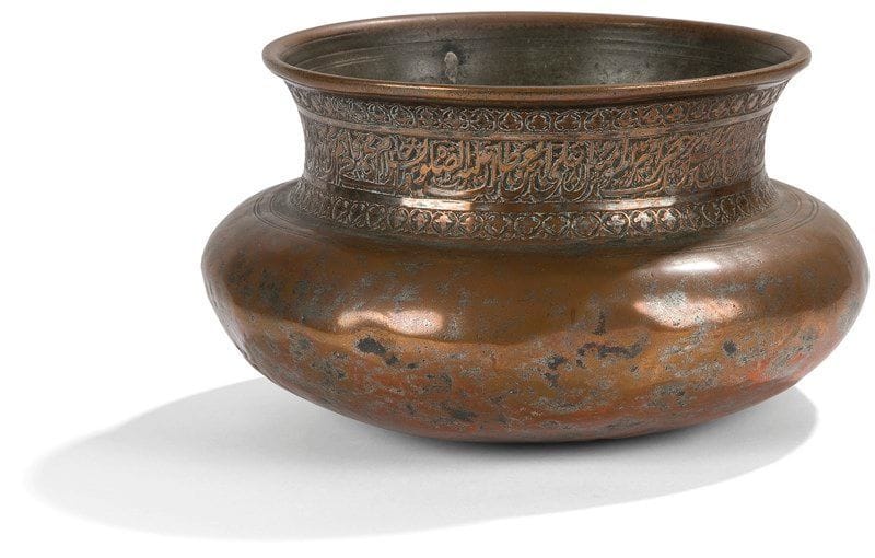 Bassin tâs en laiton, Iran safavide, daté 1072H/1661 Bassin à base bombée et paroi convexe à ouverture cintrée. Décor gravé à l?extérieur d?un large bandeau inscrit au nom de Muhammad Qasem bin Mohammed Taher et daté 1072 H./1661, encadré par deux petites frises d?arabesques fleuronnées. État: quelques renfoncements. Diam.: base: 25 cm; ouverture: 19,5 cm
 


An engraved brass bassin, Tâs, Iran, dated 1072 H/ 1661