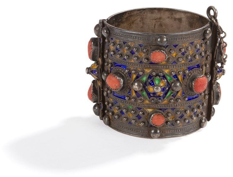 Bracelet articulé, Algérie, Grande Kabylie, Benni Yenni, fin du XIXe siècle Argent émaillé en polychromie à décor géométrique polylobé et cabochons de corail. Charnière ouvrante. Diam.: 6 cm P.: 201 g 


A silver bangle, Morocco, Algeria, Great Kabilya, Benni Yenni,late 20th century