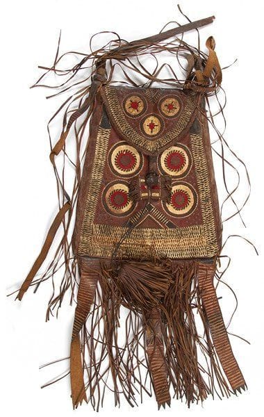 Sac de femme touareg, Mauritanie ou Mali, début XXe siècle Trapézoïdal en cuir brun, crème et noir à ouverture supérieure, frangé en bas et fermeture achevée par un gland en lanière. Décor sur la face de cercles concentriques et au dos, uni. Agrémenté de chaque côté de l?anse de lanières ainsi qu?en bas du sac. Dim.: 33,5 x 25,5 cm 


A woman hand bag, Toureg, Mauritania or Mali, 20th century