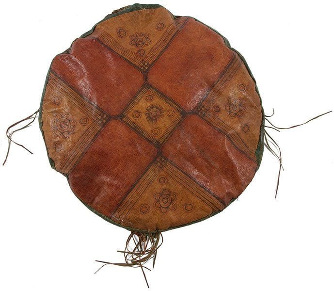 Deux coussins ornementaux touaregs en cuir, Sud Sahara, ou Niger, début XXe siècle Tous les deux sont circulaires en cuir brun, rouge, vert et ocre à décor incisé de motifs géométriques, agrémentés de lanières sur le bord. Dim.: 53 cm état: Sur l?un, un côté déchiré
 

Two leather Touareg cushions, Sub-Saharan Africa, or Nigeria, 20th century