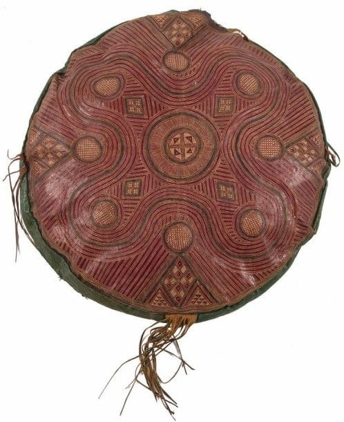 Deux coussins ornementaux touaregs en cuir, Sud Sahara, ou Niger, début XXe siècle Tous les deux sont circulaires en cuir brun, rouge, vert et ocre à décor incisé et peint de motifs géométriques, agrémentés de lanières au bord. Dim.: 56,5 cm et 52 cm état: Sur l?un, un côté déchiré 


Two leather Touareg cushions, Sub-Saharan Africa, or Nigeria, 20th century