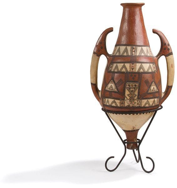 Jarre, tekelit, berbère, Grande Kabylie, tribu Aï Yenni, fin du XIXe - début du XXe siècle Terre cuite piriforme à deux grandes anses à décor peint en noir, rouge brique sur fond crème et brique de motifs géométriques en registre, achevée en fin piédouche et tenue sur un socle en fer. H. avec socle: 84,5 cm
 

A jar, tekelit, Berber, Great Kabylia, Ai Yenni tribe, late 19th - early 20th century