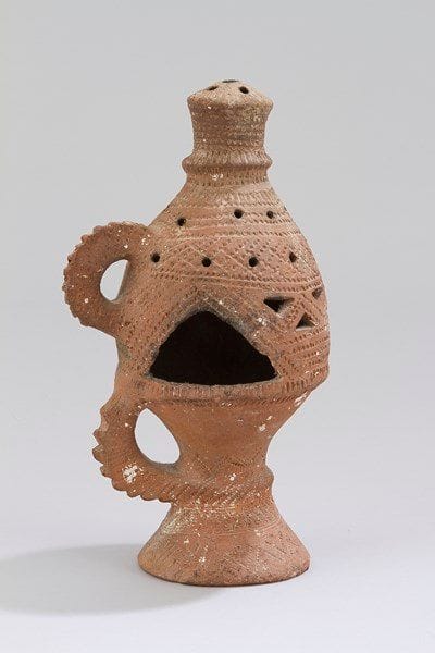 Brûle-parfum, Yémen, XXe siècle Poterie à décor ajouré et incisé à la roulette de frises géométriques. Deux anses en accolade. H.: 24 cm Provenance: collection J. M. G., Paris. 


An incensce burner, Yemen, 20th century