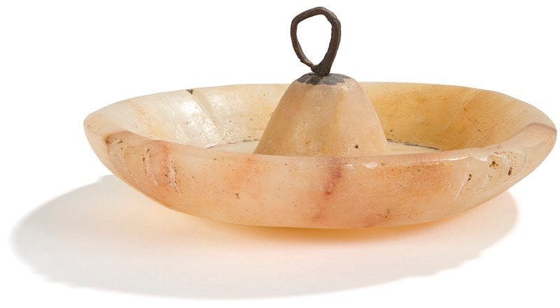 Trois lampes à huile en albâtre, Yémen, fin XIXe siècle et vers 1930 Lampes avec anneaux de suspension dont deux aux parois godronnées. Restauration ancienne à agrafes et éclats. Diam.: 20, 18 et 15 cm État: restauration ancienne à l?agrafe et éclats 


Three Yemeni alabaster oil-lamps, two from late 19th century and one circa 1930