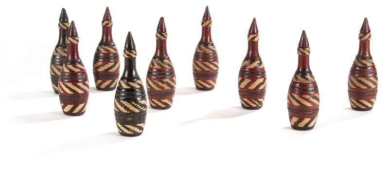 Neuf gourdes en verre gainé de cuir et paille, Afrique du Nord, XXe siècle Bouteille piriforme et bouchon gainé de cuir rouge et noir et de paille disposés en registre. H.: 25 cm 


Nine glass flasks covered with leather and straw, North Africa, 20th century