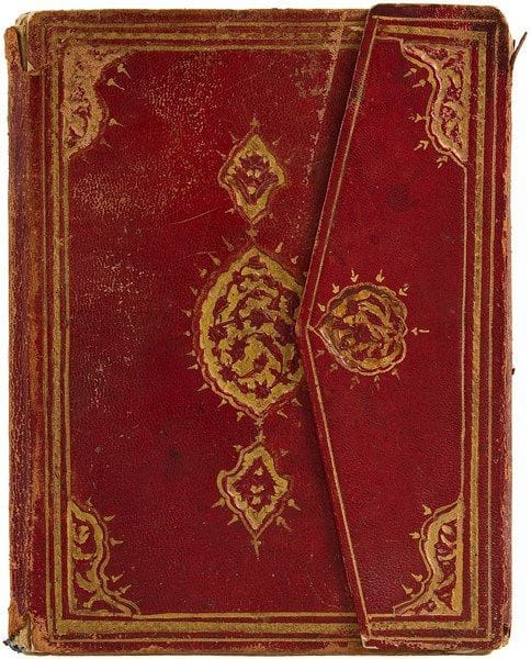 Manuscrit religieux, Dalâ?il al -Khayrât, Algérie, signé Ahmad ibn Ahmad ibn Qâsim, daté 1124H / 1712 Manuscrit sur papier de 93 folios de 12 lignes par page en écriture maghribî noire et rehauts rouge, jaune et vert. Enluminé de deux frontispices et deux titres. Manuscrit ouvrant sur une bénédiction écrite d?une autre main et suivi d?un frontispice en unwân inscrit en réserve sur fond bleu dans des bandeaux dorés tressés et prolongé dans la marge par un médaillon garni d?entrelacs de rinceaux de palme. Texte illustré en double page de représentations de la salle de prière de la mosquée de Médine, ainsi que des tombeaux du prophète et deux de ses successeurs. Cinq titres de chaque section inscrits à l?encre rouge ou vert encadrés par des motifs dorés et trois fins de sections en unwân à lettres dorées en réserve sur fond bleu et vert garni de palmettes. Le dernier reprend le même décor que le frontispice. Le colophon achevé en triangle donne le nom de copiste Ahmad ibn Ahmad ibn Qâsim et la date «mois de Chawal 1124H / mois de mai 1712». Reliure à rabat en cuir rouge à décor estampé et doré d?un médaillon en amande polylobé et écoinçons garnis de rinceaux fleuris. À l?intérieur des plats, rinceaux de palmettes fleuries dorées sur fond violet. Dim.: 16,5 x 20,5 cm État: quelques folios en partie détachés.


Religious manuscript, Dalâ?il al -Khayrât, signed by Ahmad ibn Ahmad ibn Qâsim and dated 1124H / 1712, Algeria