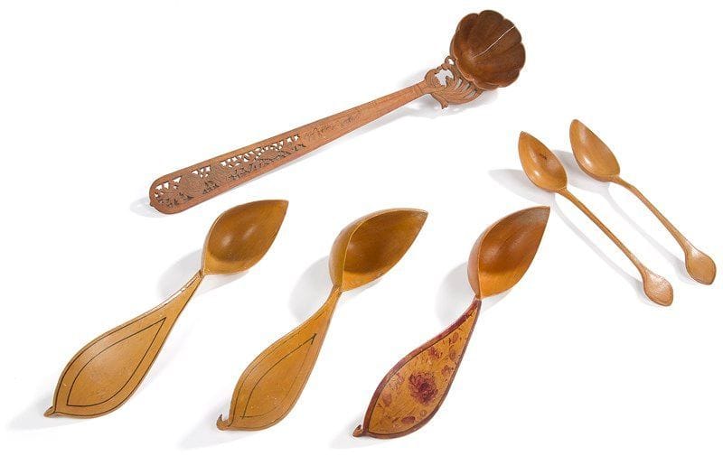 Six cuillères à sorbet en bois, Iran, deb. XXe siècle. Cinq cuillères à bol très profond en forme de navette, dont trois à manche courbe très large et une à décor floral rouge. Une louche au bol godronné et long manche ajouré, inscrit à l?encre noire: «commande de M. Mohammad Reza pour Agha Mirza Mohammad-Ali Mostofi». État: accident sur la louche Pour comparaison voir: J &S. Gluck,
 
A survey of Persian Handicraft, Tehran, 1977, p.347 pour plusieurs autres cuillères. Six wooden spoons, Iran, early 20th century