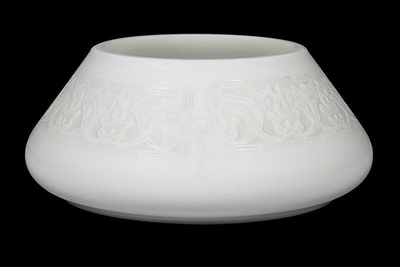 Bassin en opaline, à décor orientaliste, France, vers 1920 Bassin tronconique, frise de cartouche à arabesques végétales et florales. Pseudo-marque chinoise intercalée entre deux cartouches. Dim. ouverture: 13 cm
 

An opaline basin, France, circa 1920