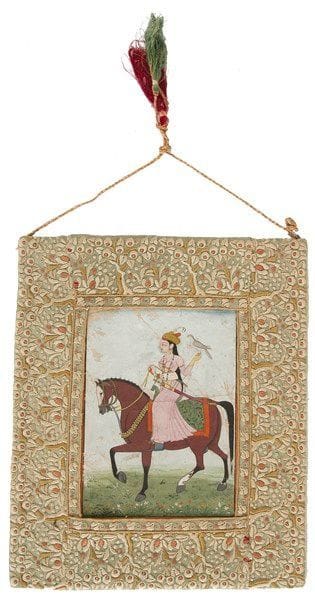 Jeune femme au faucon, Inde du nord, Haut Pendjab, XIXe siècle Gouache sur page cartonnée à marges orange. Une jeune femme à cheval passe vers la gauche, un faucon posé sur son poing. Marie-louise en tissu. Dim. page: 18 x 13 cm État: éclats sur l?'ensemble.

A young woman with a falcon, North of India, Upper Punjab, 19th century