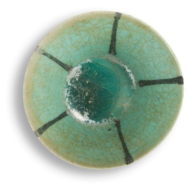 Trois céramiques à glaçure bleu turquoise, Iran, XIIe - XIIIe siècle Deux coupes tronconiques en céramique siliceuse. La première à lignes peintes en noir sous glaçure, la seconde à décor incisé sous glaçure. Pichet à panse globulaire sur base annulaire et à anse, sous glaçure turquoise. Diam.: 15 et 13,5 cm; H.: 18 cm État: l?une, fractures recollées et irisations. 


Two blue glazed pottery bowls and a jug, Iran, 12th-13th century