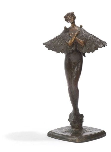 Jules JOUANT (1882-1921)

Femme à l’étole nénuphar, circa 1900
Haute sculpture formant lampe, les sources lumineuses sous l’étole.
Épreuve en bronze patiné vert nuancé, brun et doré.
Fonte d’édition ancienne, époque Art Nouveau.
Signée JOUANT et porte le cachet de fondeur Eug. BLOT Paris sur la terrasse.
Hauteur : 53 cm
Exposition et bibliographie :
« Lumières, je pense à vous » Galerie du CCI du Centre Georges Pompidou (Beaubourg) du 3 juin au 5 août 1985. 
Modèle à rapprocher présenté sous le n° 159 bis et reproduit au catalogue page 145.