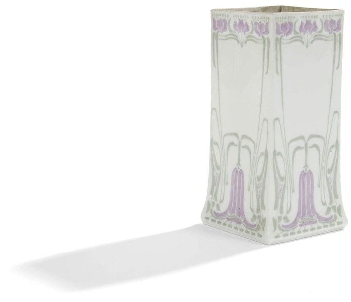 Georges de FEURE (1868-1943) pour L’ART NOUVEAU BING

Vase à panse légèrement Pied d’éléphant et à col quadrangulaire.
Épreuve en porcelaine émaillée blanc au décor en relief polychromé, vert et rose, de motifs végétaux et géométriques traités dans le goût symboliste.
Circa 1902.
Manufacture Gérard, Dufraissex et Abbot.
Marqué des cachets monogrammes, GDF et ANB, et porte la marque Leuconoé sous la base.
Hauteur : 19,5 cm
Bibliographie :
« Art et Décoration » 2nd semestre 1901. Modèle identique reproduit page 45. 
« The Paris Salons 1895-1914, volume IV : Ceramics & Glass » Alastair Duncan, Antique Collectors’ Club, 1998. Modèle du vase reproduit page 157.
« Der Modern Stil, The Modern Style, Jugendstil, Art Nouveau, 1899-1905 » Julius Hoffmann Jr., Éditions Arnoldsche, Germany, 2006. Modèle identique reproduit page 313.
