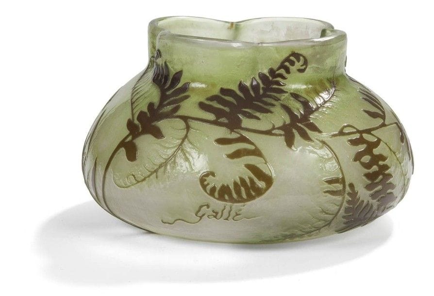 Établissements GALLÉ (1904-1936)

Vase à panse en toupie aplatie et col en trèfle quadrilobé.
Épreuve en verre brillant multicouche dégagé à l’acide au décor finement ciselé, de fougères, traité brun sur fond vert.
Signé GALLÉ, gravé en camée à l’acide dans le décor.
Hauteur : 9 cm
Diamètre : 15,5 cm