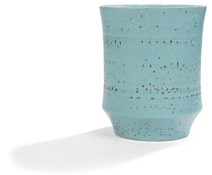 Jean BESNARD (1889-1958)

Vase rouleau légèrement cintré sur talon.
Épreuve en céramique émaillée turquoise.
Décor à la molette sous couverte.
Petits sauts d’émail épars en pourtour du col.
Signé Jean BESNARD, incisé sous la base.
Hauteur : 16 cm