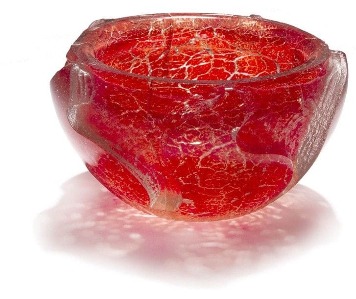 Maurice MARINOT (1881-1960)

Importante coupe bol.
Épreuve en verre, à coloration nuagée rouge vermillon en intercalaire, au décor géométrique très profondément dégagé à l’acide sur sa surface extérieure.
Accidentée et recollée.
Signée MARINOT, en lettres cursives à la pointe sous la base.
Hauteur : 11 cm
Diamètre : 21 cm