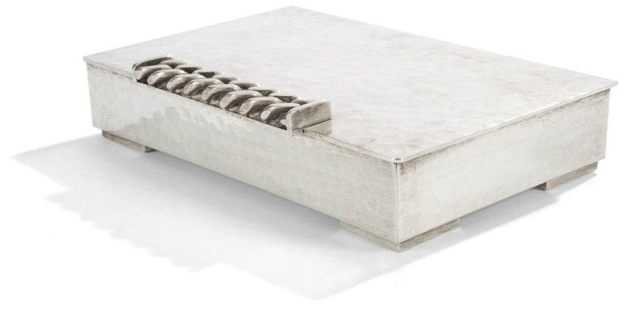 Jean DESPRÉS (1889-1980)

Coffret à cigares réalisé en métal argenté à surface martelée.
Le corps quadrangulaire repose sur des patins d’angle.
Le dessus présente, à l’intérieur, un jonc en ressaut formant un rectangle et s’ouvre par une prise centrale en débordement formée d’une épaisse gourmette à maillons plats.
Signée J. DESPRÉS sous la base. 
3,8 x 20,5 x 13,3 cm
Provenance :
Madame Yvonne ANDRÉ à Vézelay, Yonne. Œuvre commandée et acquise auprès de l’artiste dans sa galerie d’Avallon, Yonne. 
Par descendance, Madame L-D. D. à Châteaudun, fille de la précédente.
