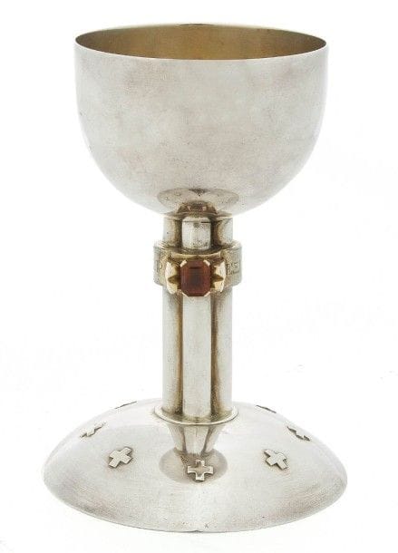 Jean-Élisée PUIFORCAT (1897-1945)

Calice en argent et vermeil.
La jambe, constituée de quatre cylindres et ornée d’un cabochon en opale de feu, repose sur une base bombée et soutient une coupe bol.
Travail des années 1930.
Porte le poinçon Jean E. PUIFORCAT sous la base et celui de garantie à deux reprises.
Hauteur : 18,2 cm
Poids brut : 499 g