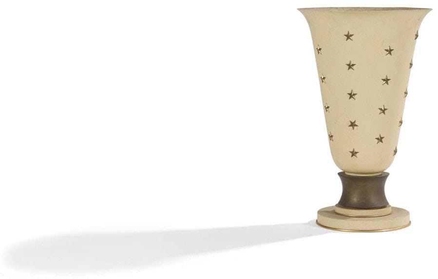 TRAVAIL des ANNÉES 1930/40

Haute lampe cornet en tôle laquée beige.
Le cylindre d’entretoise et les motifs d’étoile en application sont réalisés en laiton patiné.
Hauteur : 48 cm