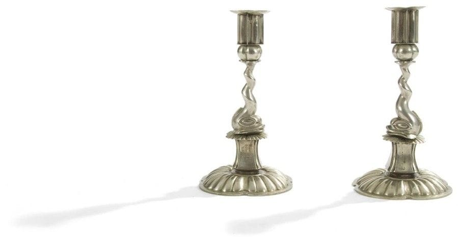 TRAVAIL SUÉDOIS

Paire de bougeoirs néoclassiques en métal argenté.
Dans le goût du XVIIe à la figuration d’un dauphin.
Chaque pièce porte l’inscription RÄVLANDA EFTERVARDSKLINIK, à la pointe sur la base du fût.
Hauteur : 25 cm
